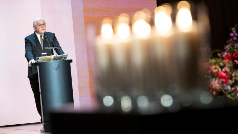Bundespräsident Frank-Walter Steinmeier hält eine Ansprache bei der Zentralen Gedenkveranstaltung für die Verstorbenen in der Corona-Pandemie im Konzerthaus in Berlin.